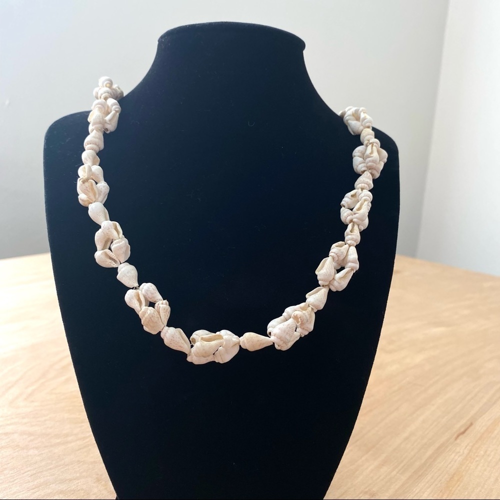 Sea Shell Necklace / Pullover. Cream.